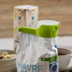 Bag Clip With Pour Spout