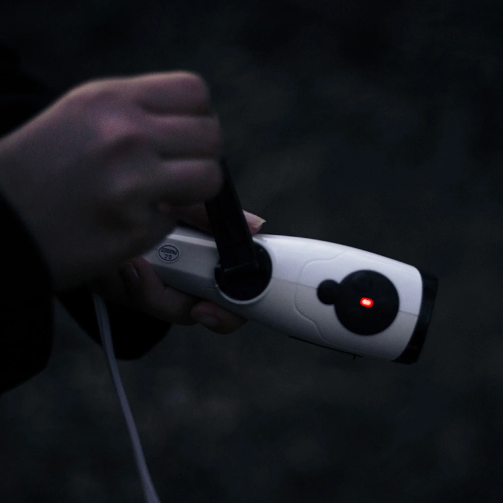 Wind-Up Dynamo Torch And Radio - Image 3