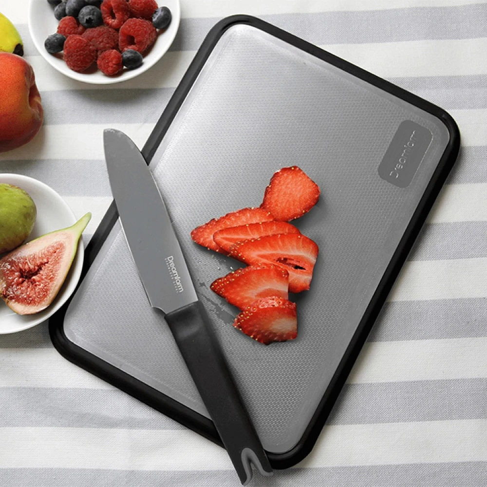 Plastic Cutting Board With Fold-up Edge - Image 2