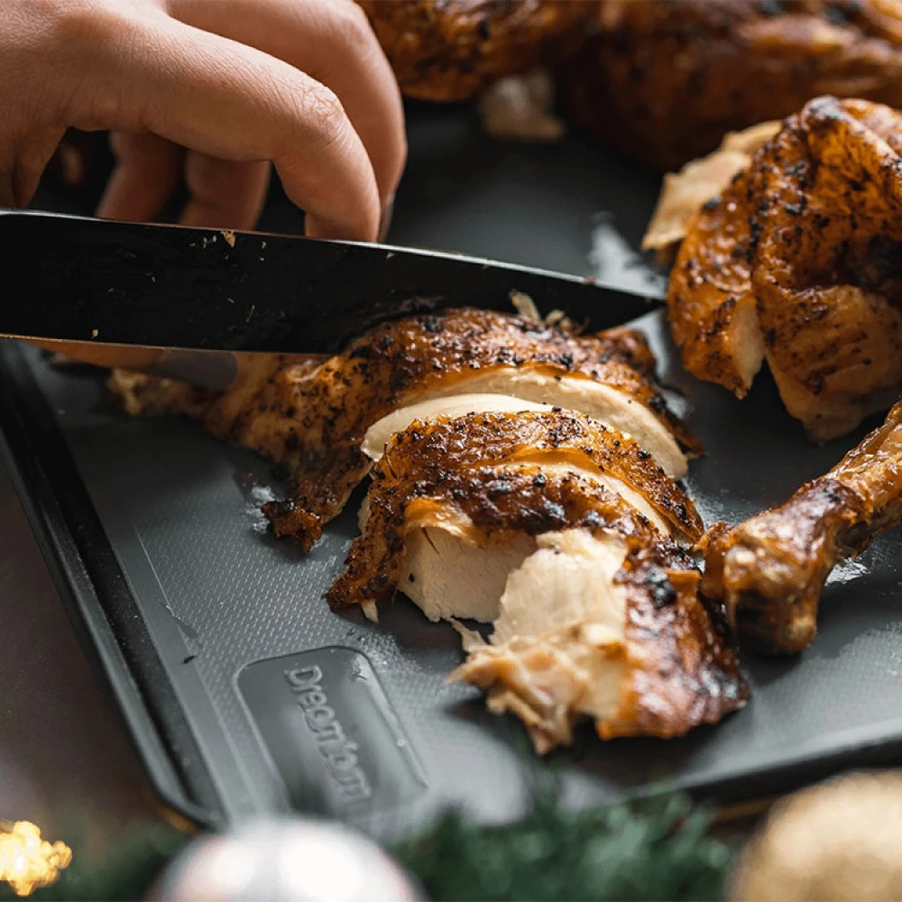 Plastic Cutting Board With Fold-up Edge - Image 4