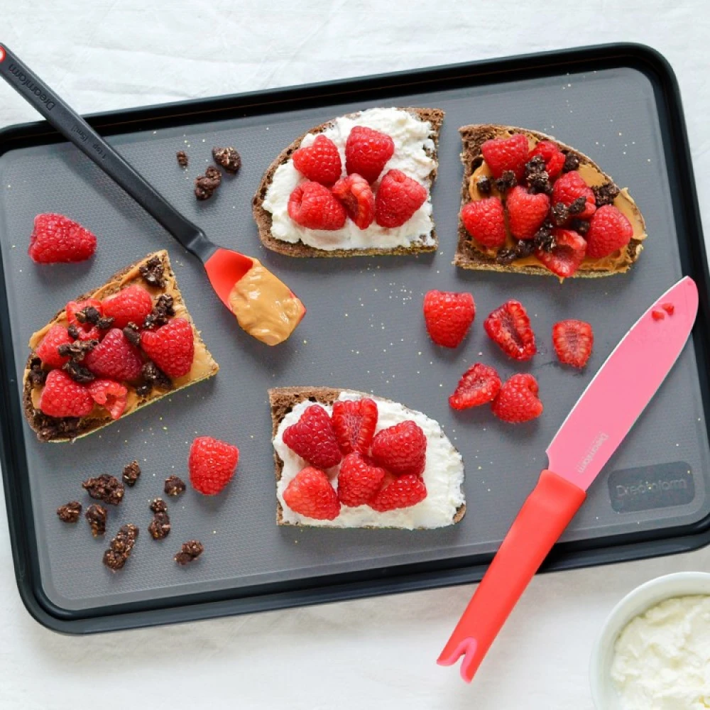 Plastic Cutting Board With Fold-up Edge - Image 7